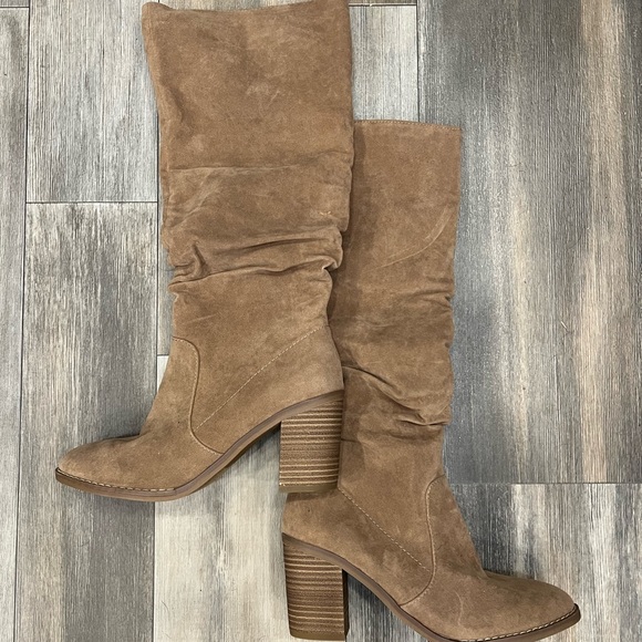 Women’s Boots - Picture 1 of 3